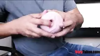 الأم اللبوة تعنف الأبن على ممارسة الاستمناء في حين ان كسها رطب يشتهي زبه الكبير