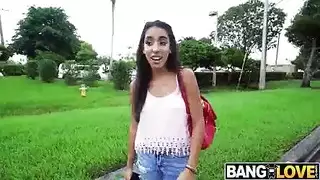 الفتاة اللاتينية الصغيرة تتناك في السيارة من فحل زنجي زبه أسود سمين