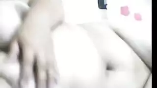 تم القبض على الفتاة التايلاندية وهي تتجسس على قضيب ابنها الكبير ، لذلك تم تسميرها وهي راكعة على الأرض