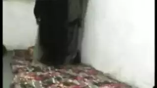 امرأة متزوجة مستلقية على أرضية المطبخ وتمص قضيب رجلها ، مثل عاهرة محترفة امرأة متزوجة مستلقية على أرضية المطبخ وتمص قضيب رجلها ، مثل عاهرة محترفة