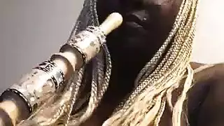 كانت تدخن الفتاة الساخنة ترتدي جوارب طويلة سوداء بينما كانت تمارس الجنس في متجر محلي