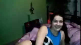 لاعبة الجمباز ذات العقلية القذرة كيتي تنتقد اللعبة في بوسها بعد نفخ جرعة يومية من السائل المنوي الدافئ