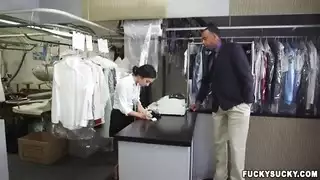 مزة أسيوية تتناك من زبين أسودين كبار في نيكة ثنائية في كسها وطيزها الضيقة