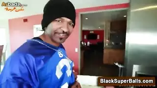 زب ضخم جدا اسود و فتاة بيضاء مندهشة منه و لكن تتحداه و تنيك معه