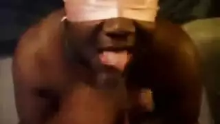 تتمتع فاتنة معصوب العينين بالكثير من المرح مع صديقاتها المثليات وقضيب أسود ضخم