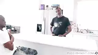 أخون زوجتي مع بنت خالتها السمراء السكسية أم مؤخرة كبيرة و تمص لي و تنيكني نيكة جميلة جدا