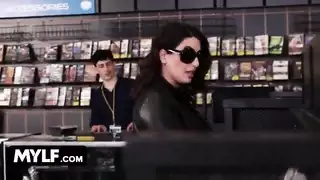 عندما دخلت سارة ، جبهة مورو لأحلام نيك متجره ، لم يتمكن عشيقها من التحدث معها عندما دخلت سارة ، جبهة مورو لأحلام نيك متجره ، لم يتمكن عشيقها من التحدث معها