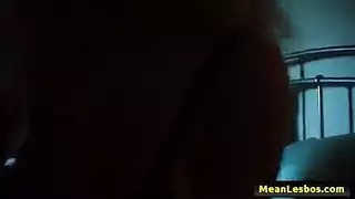 سحاق ملتهب نار في منتصف الليل بين صاحبة المنزل أم بزاز كبيرة واللصة أم بزاز ناعمة وطرية