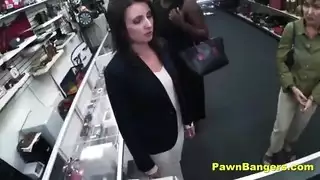 أختي ذات العضو التناسلي النسوي المشعر تريدني أن أشاهدها وهي تمارس العادة السرية