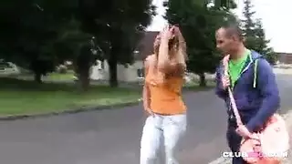 تحاول الكلبة الحمراء اللطيفة أن تمتص الديك الكبير لصديقها القرني ، بينما في المطبخ. تحاول الكلبة الحمراء اللطيفة أن تمتص الديك الكبير لصديقها القرني ، بينما في المطبخ.