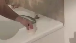 امرأة شقراء سمينة في شباك صيد سوداء وامرأة سمراء ذات شعر مجعد لديها الثلاثي مع رجل آخر