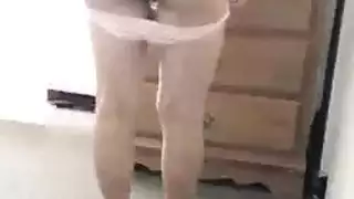 امرأة ناضجة ، كارلا كوش سعيدة جدًا بفحص شيء ما أو أنها على وشك الوصول إلى هزة الجماع امرأة ناضجة ، كارلا كوش سعيدة جدًا بفحص شيء ما أو أنها على وشك الوصول إلى هزة الجماع