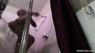 غالبًا ما تواجه نيكيتا فون جيمس وجيمس دين مغامرات جنسية جماعية ، من حين لآخر غالبًا ما تواجه نيكيتا فون جيمس وجيمس دين مغامرات جنسية جماعية ، من حين لآخر