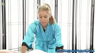 مدلكة آسيوية كبيرة ، نزل أوليف أوشن وقذرة بأداتها الجديدة ، على الأريكة مدلكة آسيوية كبيرة ، نزل أوليف أوشن وقذرة بأداتها الجديدة ، على الأريكة
