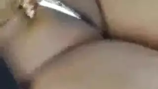 خليجية تقله عاوز تشوف كسي وتكشف عن كسها العسل وتدعكه وبعدين ينيكها في طيزها