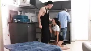 يرتدي الرجال الذين يمارسون الجنس مع هذه الشابة النحيلة الواقي الذكري على قضبانهم يرتدي الرجال الذين يمارسون الجنس مع هذه الشابة النحيلة الواقي الذكري على قضبانهم