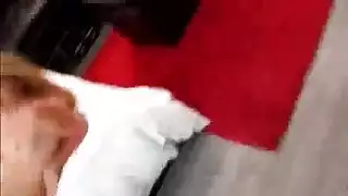 يركع مراهق الشعر ذو الشعر الأزرق ويمتص الأداة الكبيرة لعميلها ، بينما في مكتبه. يركع مراهق الشعر ذو الشعر الأزرق ويمتص الأداة الكبيرة لعميلها ، بينما في مكتبه.