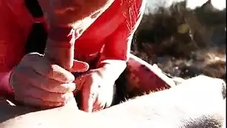 قرنية في سن المراهقة باللون الأبيض، جوارب شبكة صيد السمك تسمر في غابة محلية وحبها قرنية في سن المراهقة باللون الأبيض، جوارب شبكة صيد السمك تسمر في غابة محلية وحبها