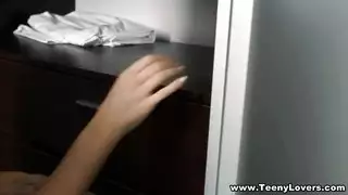 هذه العاهرة الفاخرة لديها أحمر شفاه على شفتيها وترتدي ملابس داخلية مثيرة للغاية عندما هذه العاهرة الفاخرة لديها أحمر شفاه على شفتيها وترتدي ملابس داخلية مثيرة للغاية عندما
