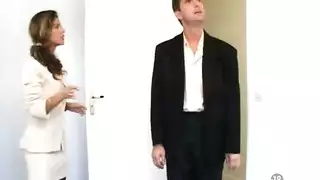 نيك فرنسي في حمام عام و زب كبير في فم الفتاة و كسها