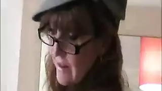 عسل مثير مع ثدي كبير مذهل، سالي على وشك خلع جينزها وابدأ المص. عسل مثير مع ثدي كبير مذهل، سالي على وشك خلع جينزها وابدأ المص.