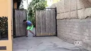 أم البزاز الكبيرة تتعرى تحت أشعة الشمس الحارقة وفحلها يلحس طيزها و ينيكها في بزازها