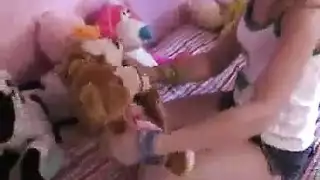 يلتقي أشقر رائعتين برجل أسود ويريد الحصول على اللعنة الجيدة في غرفة نومه الصغيرة. يلتقي أشقر رائعتين برجل أسود ويريد الحصول على اللعنة الجيدة في غرفة نومه الصغيرة.