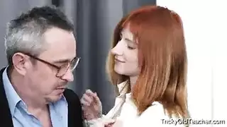 في سن المراهقة الحلو في الزي الأزرق يفعل كل أنواع الأشياء المشاغب في سريرها في سن المراهقة الحلو في الزي الأزرق يفعل كل أنواع الأشياء المشاغب في سريرها