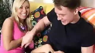 ينيكها مع رفاقه باسخن جنس جماعي و الزوج الديوث يحب ان تتناك زوجته امامه