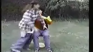 فتاة مزرعة عارية تماما وابنها قرنية سخيف مثل الجنون، بينما في نفس الغرفة