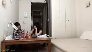 ينيكها قدام صديقتها و يخليها توحوح من قوة الزب و صديقتها تشوف فيلم كامل