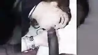 اثنين من الرجال السود ينتظرون مجموعة من الأزواج ذو مظهر جيد لإرجاع بعض بسعادة اثنين من الرجال السود ينتظرون مجموعة من الأزواج ذو مظهر جيد لإرجاع بعض بسعادة