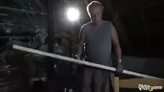 أنا وأختي التوأم نمارس الجنس مع رجل عجوز ونتركه ينيك كسينا جامد ونبتلع حليبه أنا وأختي التوأم نمارس الجنس مع رجل عجوز ونتركه ينيك كسينا جامد ونبتلع حليبه
