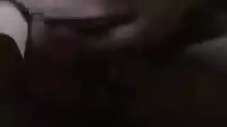 تم القبض على فتاة بصورة عاهرة وهي تمارس الجنس وتمارس الجنس بقوة في مؤخرة السيارة