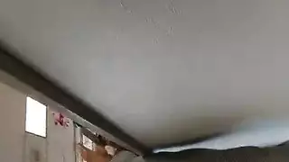 مثير في سن المراهقة في الملابس الداخلية الحمراء ينتشر ساقيها لإظهار بوسها ويظهر لها مهبل حلق مثير في سن المراهقة في الملابس الداخلية الحمراء ينتشر ساقيها لإظهار بوسها ويظهر لها مهبل حلق