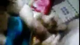 وزة بلدي بقميص النوم بيضاء حليب تنتظر زب نياكها على سرير من نار