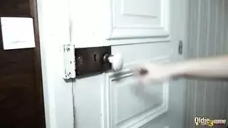 سكس ثلاثي ساخن ملتهب بين رجل عجوز نياك وفتاتين صغيرتين خلال مقابلة العمل