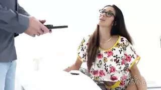 شقراء جميلة ، حصلت دارشيا لي على وظيفة أرادتها وأرادت أن يمارس الجنس مع رئيسها الجديد شقراء جميلة ، حصلت دارشيا لي على وظيفة أرادتها وأرادت أن يمارس الجنس مع رئيسها الجديد