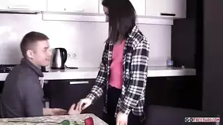 حبيبي ينيكني بحرارة و قوة باسخن الوضعيات في المطبخ حتى يطعمني حليب زبه