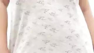 امرأة سمراء عربية مثيرة رقصة تظهر لها الثدي الكبيرة وجمل الشعر | الفيديو الإباحية العربية