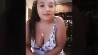 الفتاة المثيرة مع شبكات الشعر ترتدي حزامًا أسود وأربطة بينما تقدم Footjob حبيبها الجديد الفتاة المثيرة مع شبكات الشعر ترتدي حزامًا أسود وأربطة بينما تقدم Footjob حبيبها الجديد