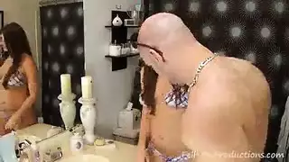 قبل الذهاب إلى حمام السباحة يحب صديقته عدم رفع ديك في الأماكن العامة قبل الذهاب إلى حمام السباحة يحب صديقته عدم رفع ديك في الأماكن العامة