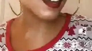 فاتنة موضوعة مع نظارات، تيفاني دمية تعطي دروسا من اللسان مجانا إلى والدها. فاتنة موضوعة مع نظارات، تيفاني دمية تعطي دروسا من اللسان مجانا إلى والدها.