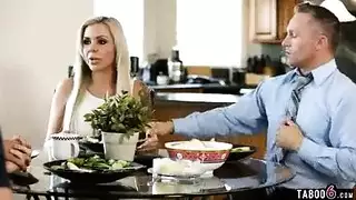 الابنة الممحونة المتزوجة حديثاً تمص زب زوج أمها وتتناك منه لإن زوجها لا يرضيها الابنة الممحونة المتزوجة حديثاً تمص زب زوج أمها وتتناك منه لإن زوجها لا يرضيها