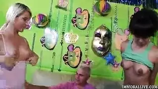جنس مباشر نار و شاب ينيك حبيبته امام الكاميرا بقوة و هي تتغنج من اللذة جنس مباشر نار و شاب ينيك حبيبته امام الكاميرا بقوة و هي تتغنج من اللذة