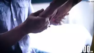 إنها لا تأخذ في الاعتبار أبدًا حقيقة أن زوجها بعيد عن المنزل ويخونه معه إنها لا تأخذ في الاعتبار أبدًا حقيقة أن زوجها بعيد عن المنزل ويخونه معه