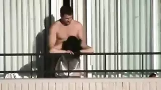 سكس صباحي ساخن في بلكونة الفندق والزوج ينيك زوجته في كسها من الخلف