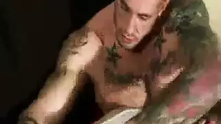 رجل أصلع وسيم يستمني داخل منزل هيكير مع أنثى يقرر أنها تريد ربطه معه. رجل أصلع وسيم يستمني داخل منزل هيكير مع أنثى يقرر أنها تريد ربطه معه.