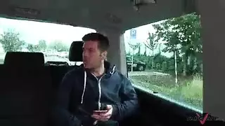 طالبة شقراء تسعد شاب حزين و تمنحه نيكة ساخنة في السيارة حتي قذف المني