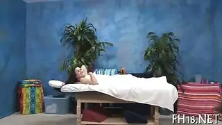 المدلك الممحون يدعك لي بزازي و كسي بيده الخشنة حتى اصل الى الرعشة الجنسية